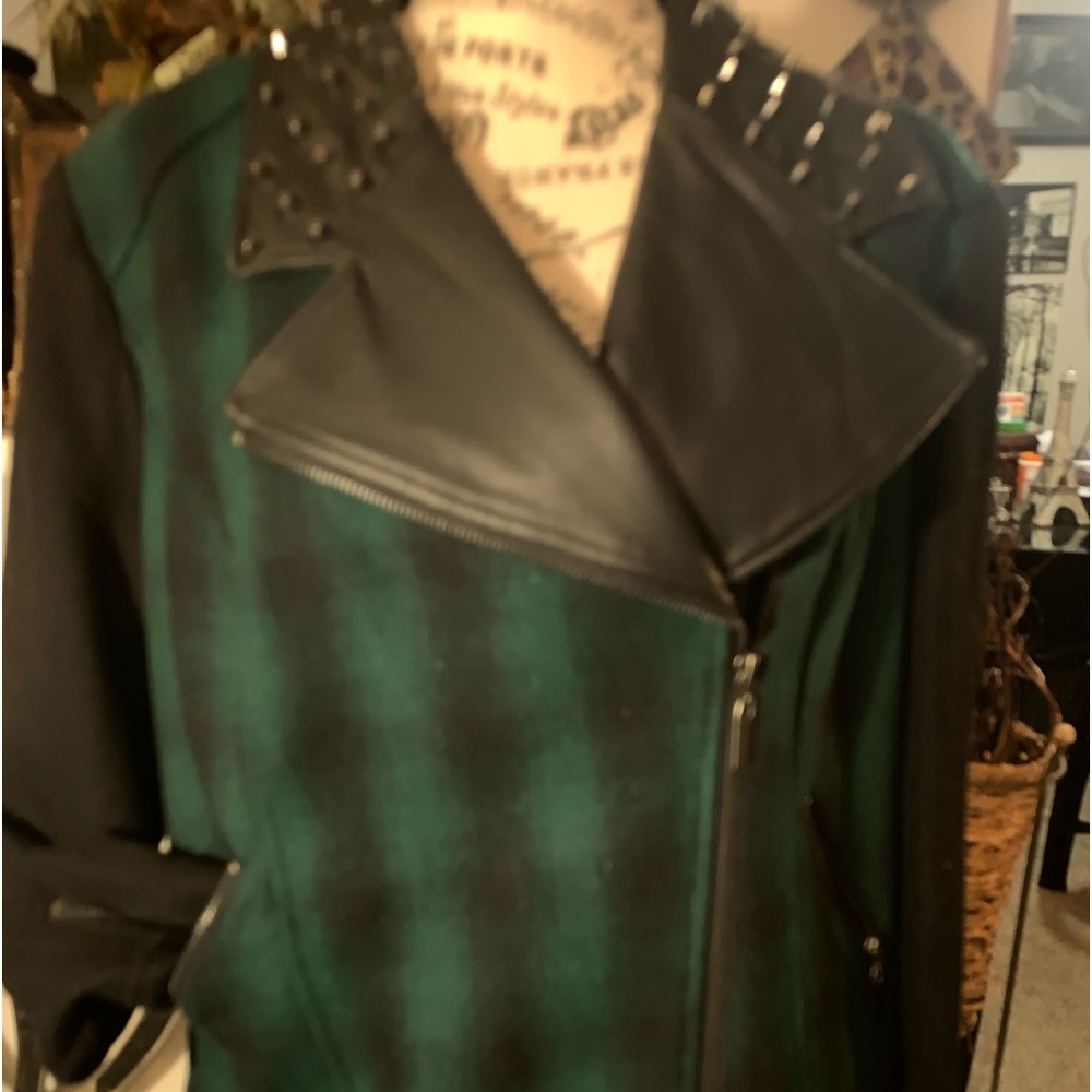 Women plaid green black zipper jacket. Size XL 60.00